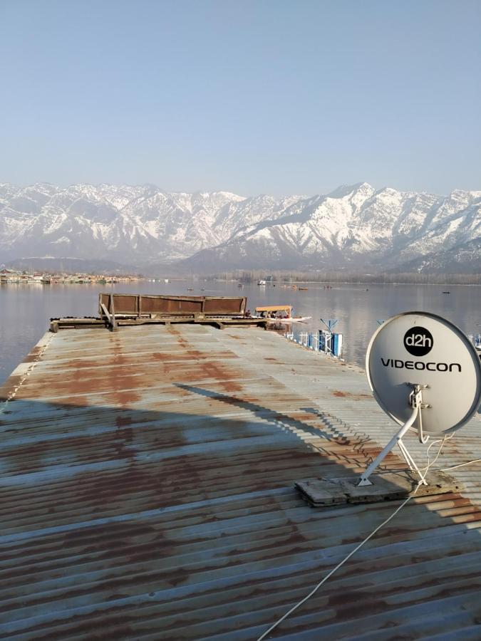 Houseboat Young Snow View Front Line Dal Lake Srīnagar Zewnętrze zdjęcie