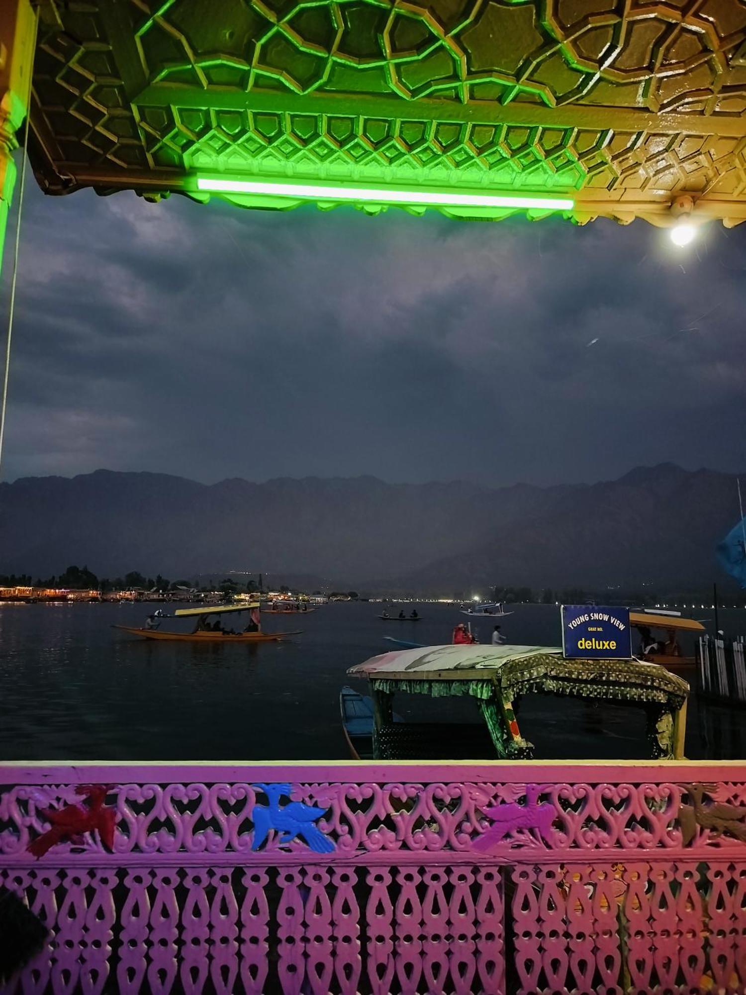 Houseboat Young Snow View Front Line Dal Lake Srīnagar Zewnętrze zdjęcie
