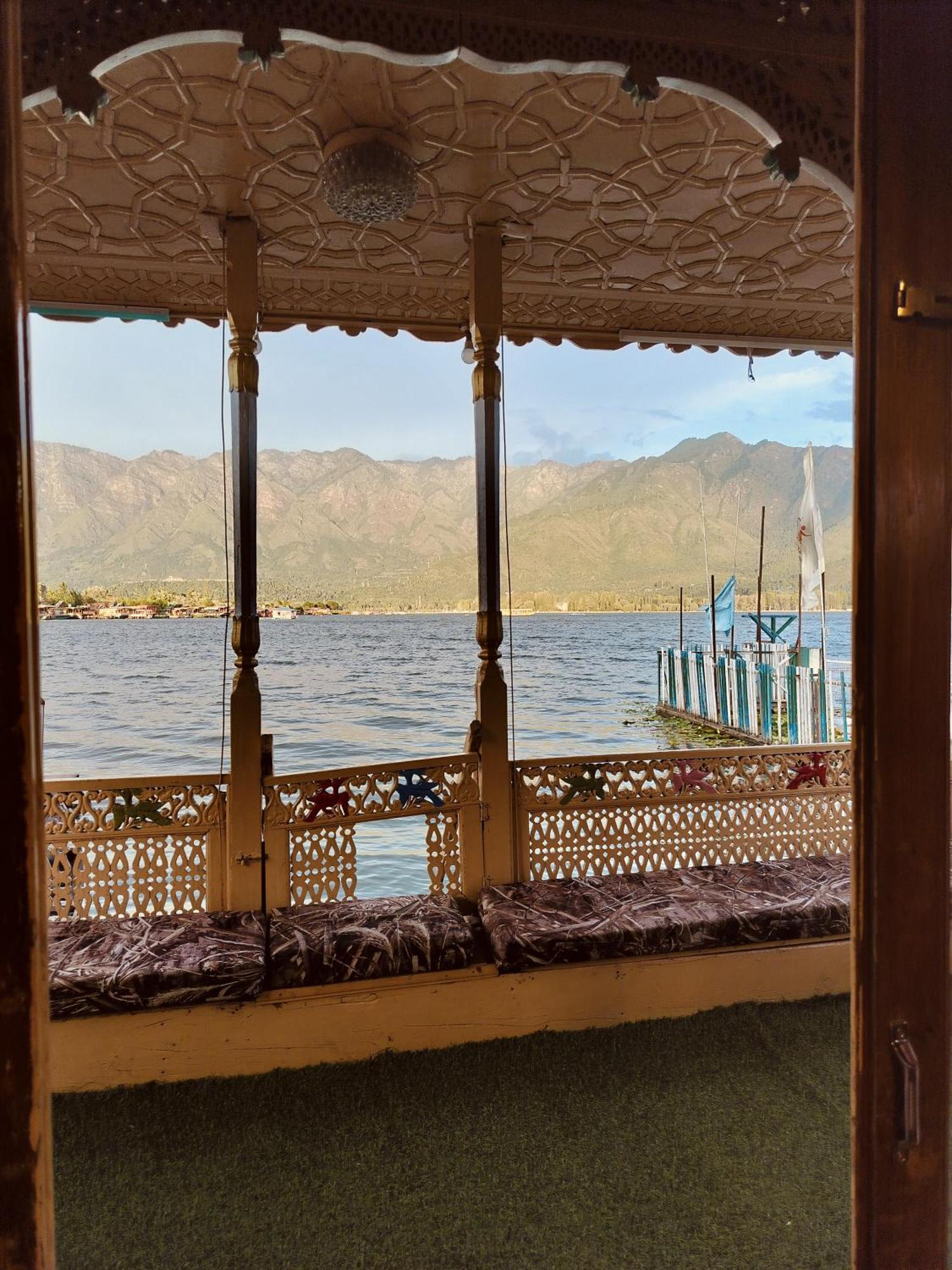 Houseboat Young Snow View Front Line Dal Lake Srīnagar Zewnętrze zdjęcie