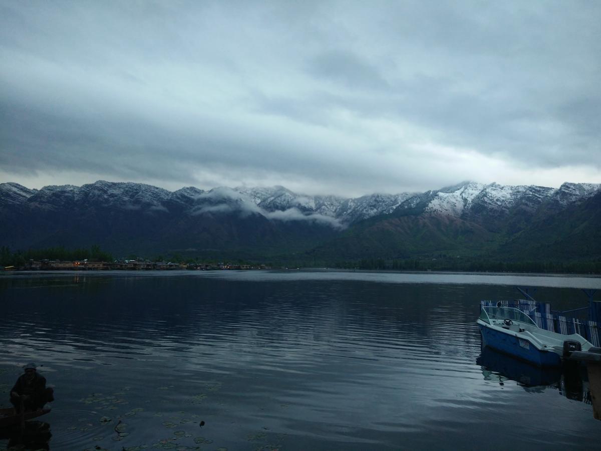 Houseboat Young Snow View Front Line Dal Lake Srīnagar Zewnętrze zdjęcie