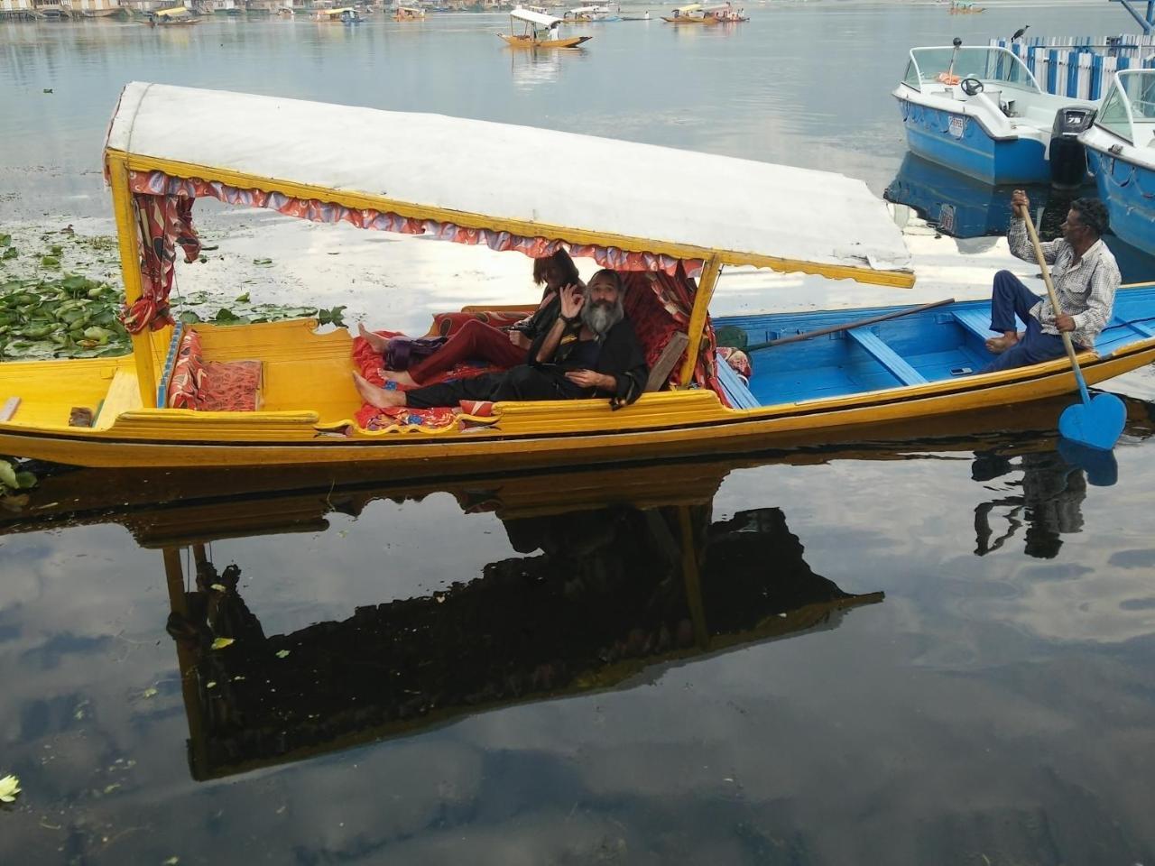 Houseboat Young Snow View Front Line Dal Lake Srīnagar Zewnętrze zdjęcie