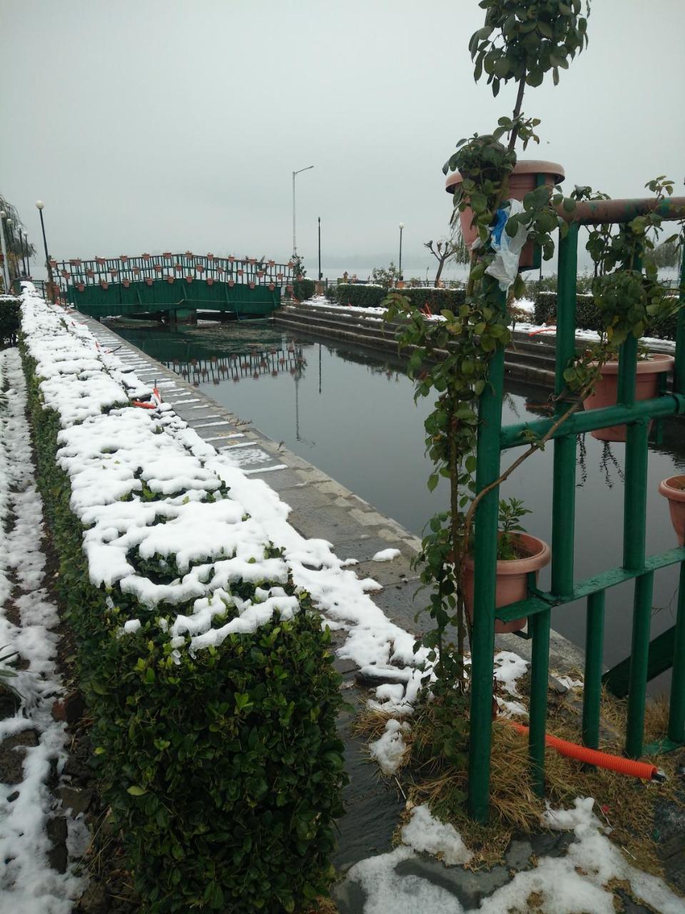 Houseboat Young Snow View Front Line Dal Lake Srīnagar Zewnętrze zdjęcie