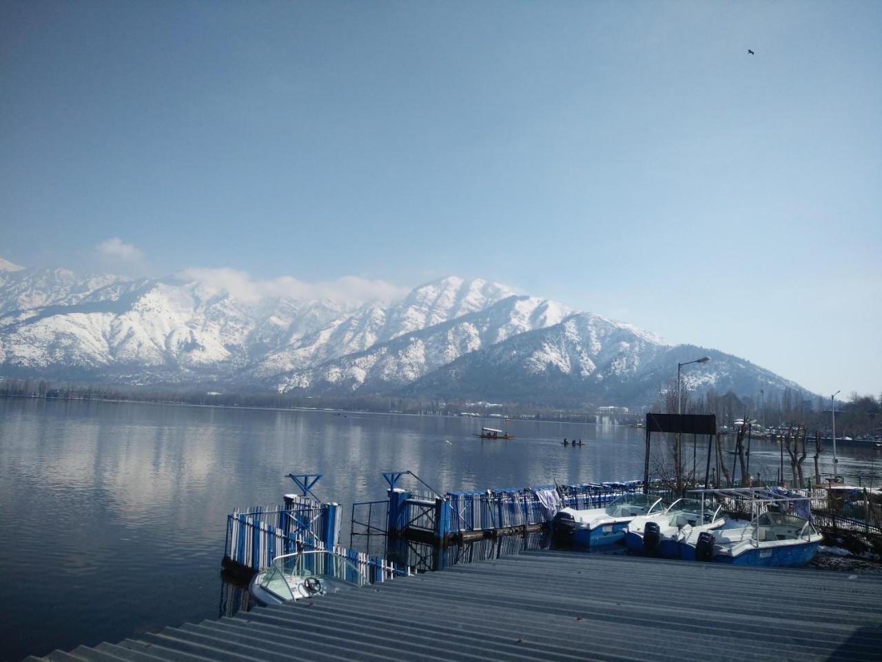 Houseboat Young Snow View Front Line Dal Lake Srīnagar Zewnętrze zdjęcie