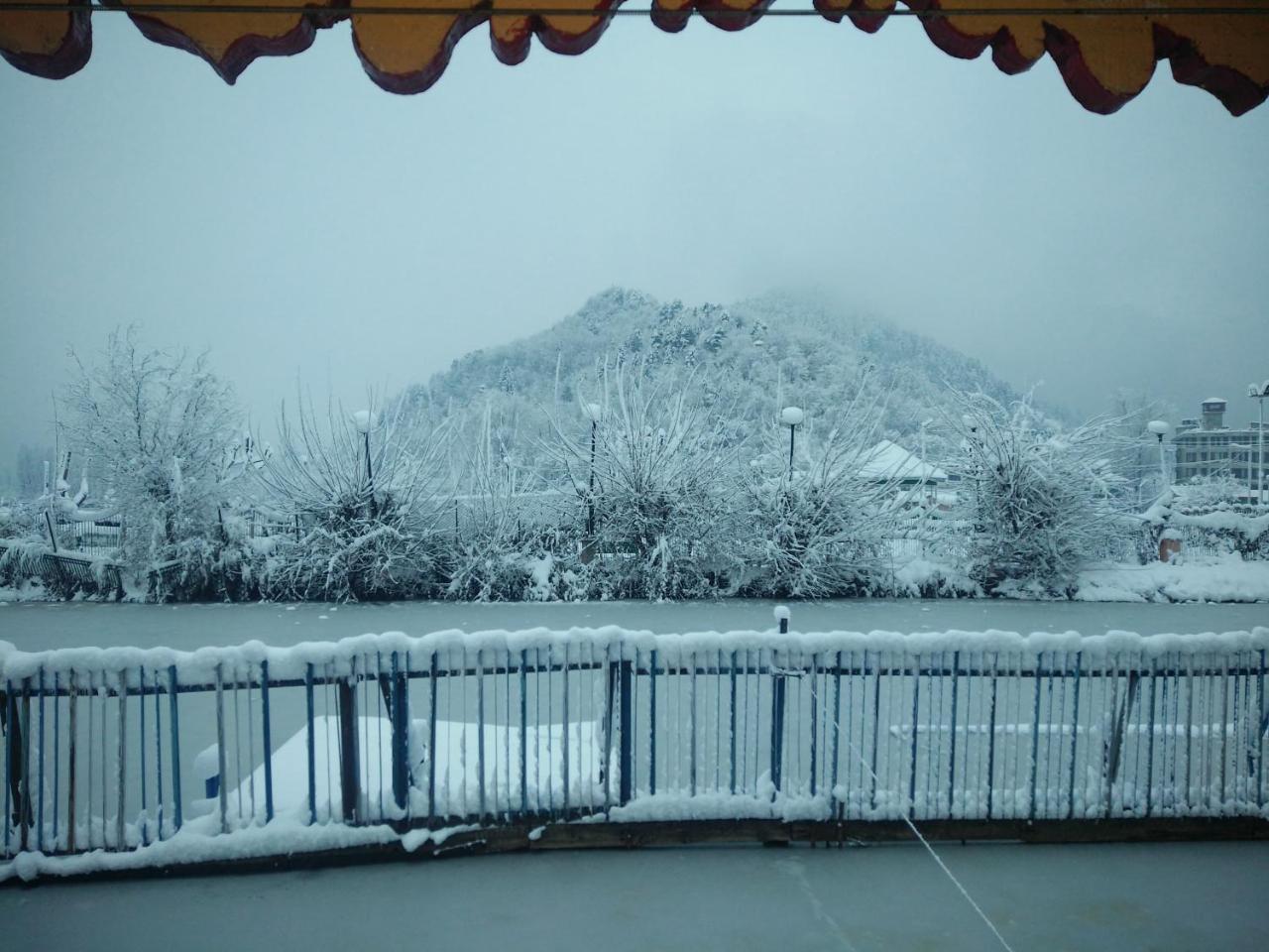 Houseboat Young Snow View Front Line Dal Lake Srīnagar Zewnętrze zdjęcie